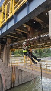 mantenciones en altura.. trabajos con lineas de vida en compuerta
